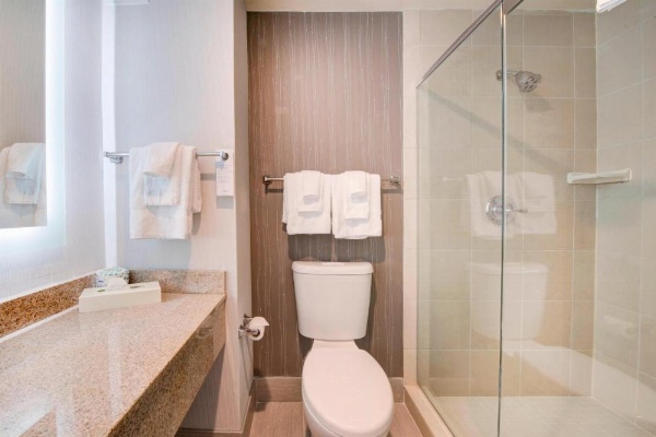 Courtyard by Marriott Raleigh Crabtree Valley image 12